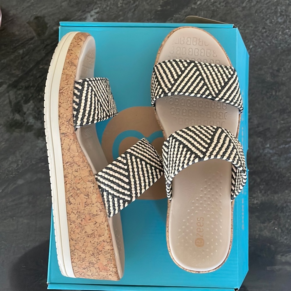 Bzees  Sz 10 Resort black/natural platform sandals